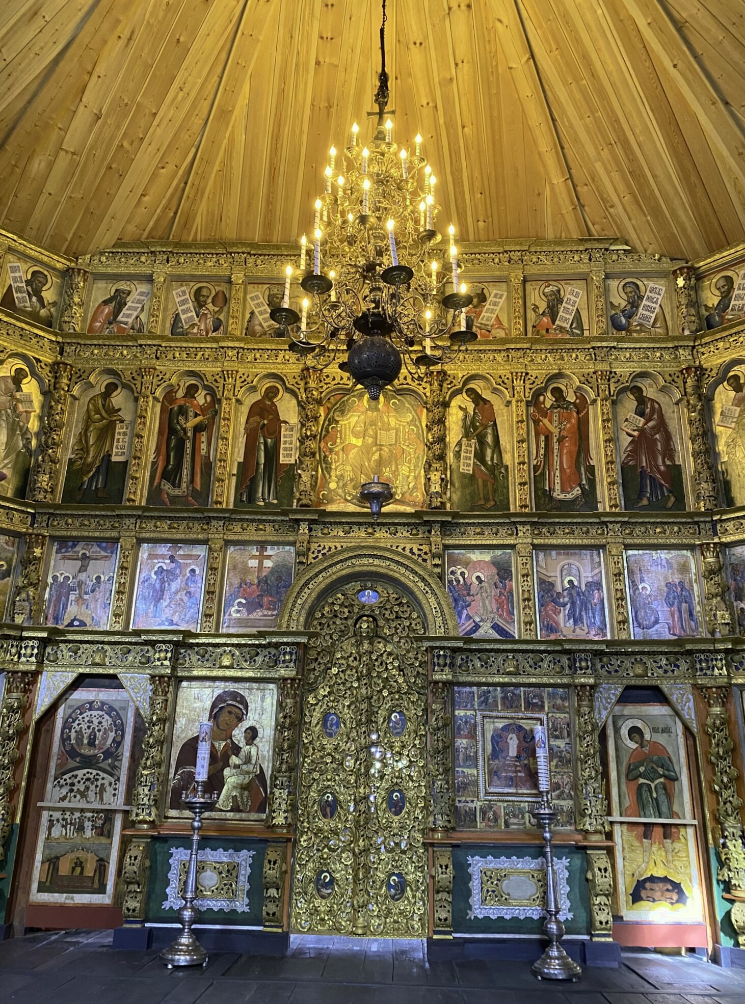 Интерьер Преображенской церкви на острове Кижи