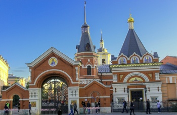 Северные ворота Покровского ставропигиального женского монастыря в Москве