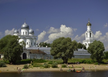 Свято-Юрьев мужской монастырь на берегу реки Волхов