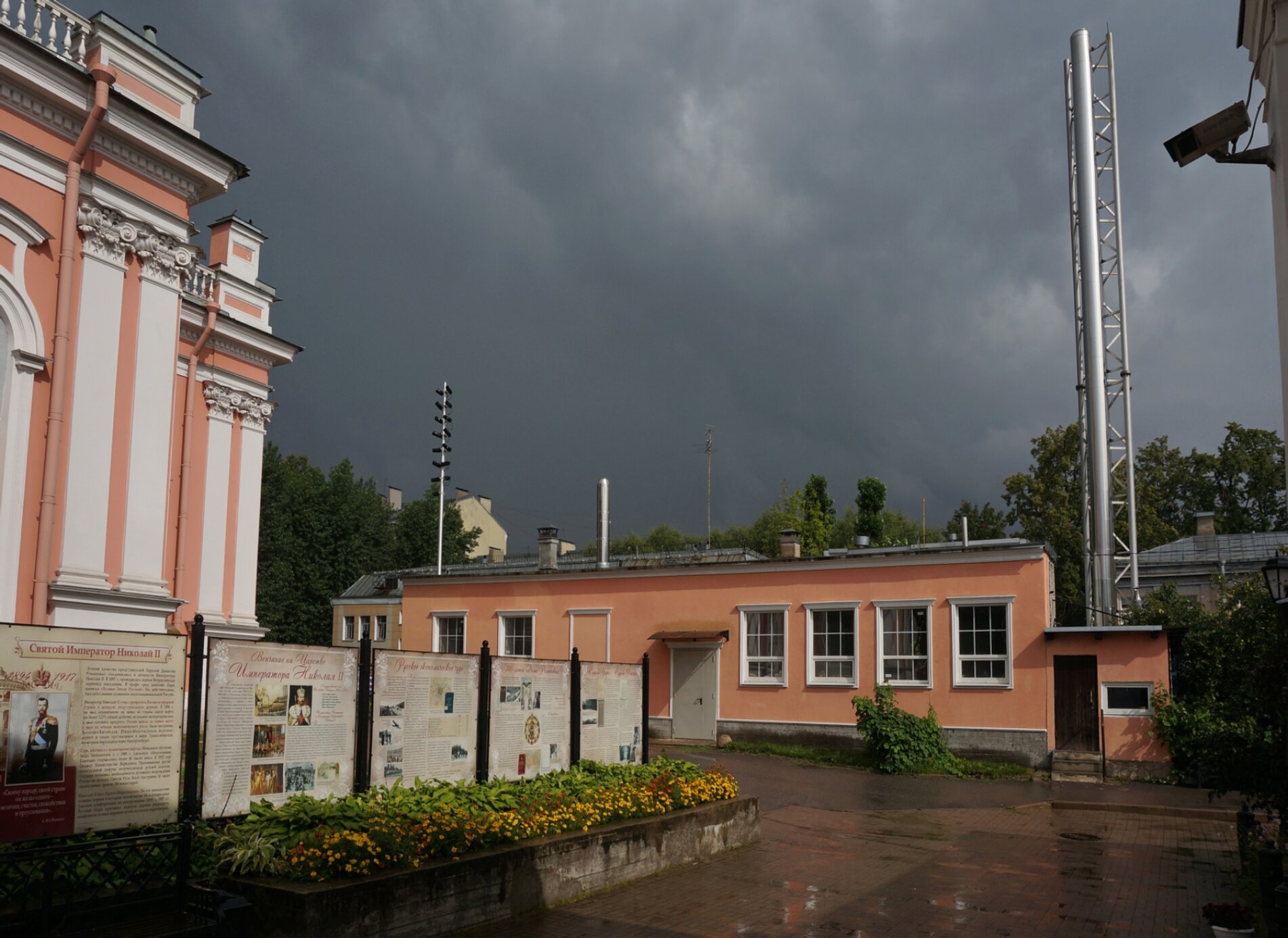 Крестовоздвиженский собор в Александро-Невской лавре