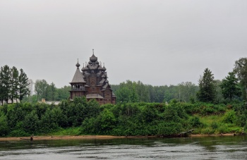 Церковь Покрова Пресвятой Богородицы на берегу реки Невы