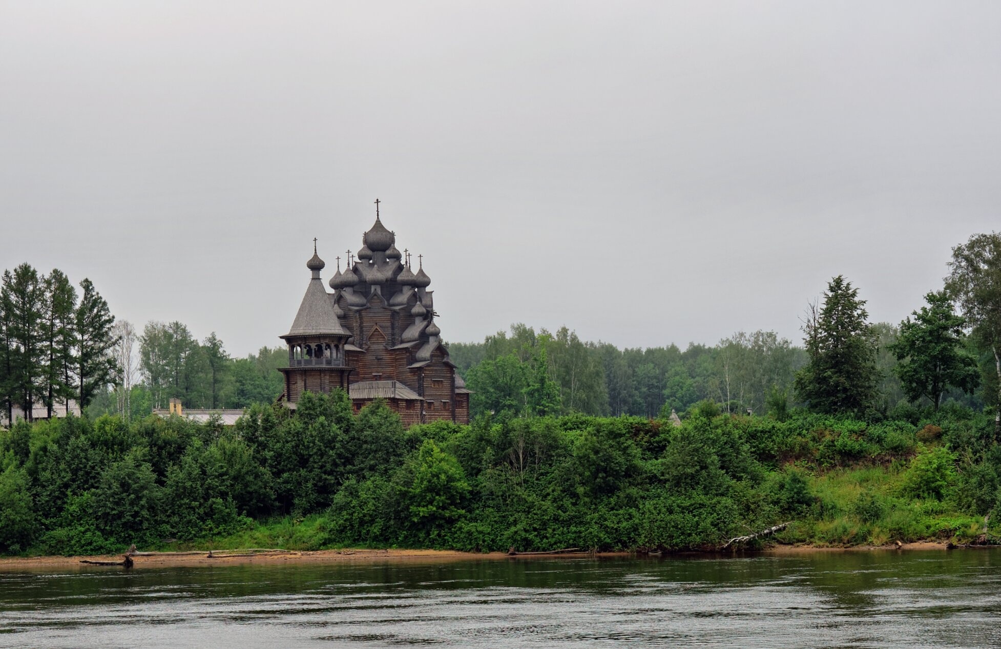Церковь Покрова Пресвятой Богородицы на берегу реки Невы
