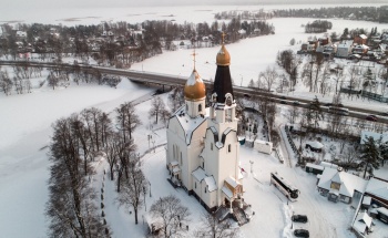 Храм Святых Апостолов Петра и Павла в Сестрорецке - зимний аэроснимок