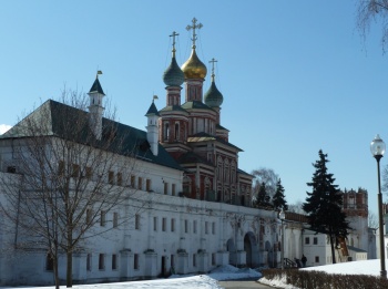 Церковь Покрова Пресвятой Богородицы над южными воротами Новодевичьего монастыря