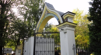 Вход на территорию храма преподобных Зосимы и Савватия Соловецких в Гольянове