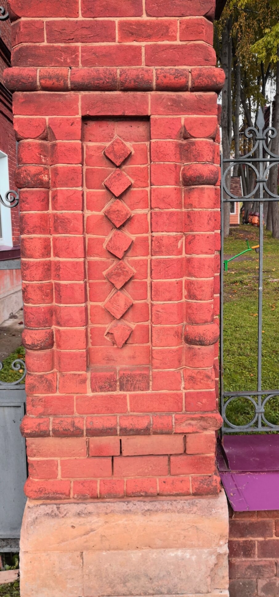 Фрагмент кирпичного столба ограды Церкви Рождества Богородицы в Некрасовском