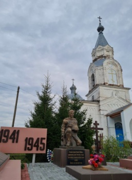 Мемориал Великой Отечественной войны и Никольская церковь в селе Кривополянье