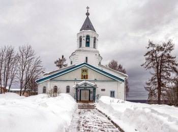 Церковь Вознесения Господня в селе Ыб — зимний пейзаж