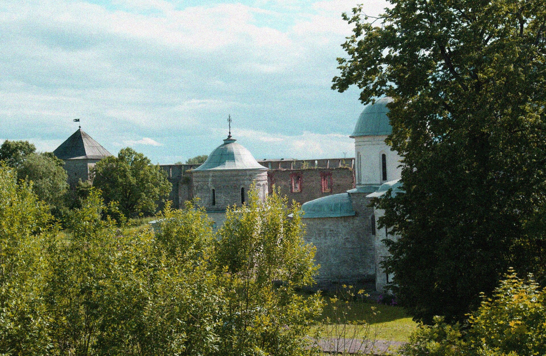 Успенский собор и Никольская церковь в Ивангородской крепости