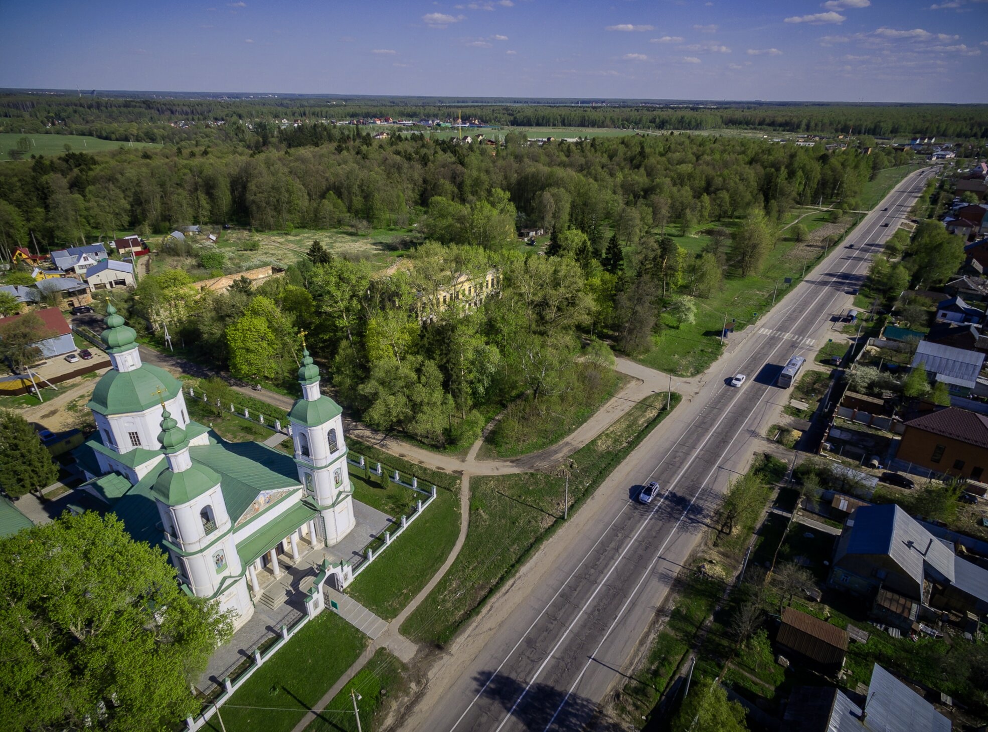 Храм Воскресения Христова в селе Молоди с высоты птичьего полета