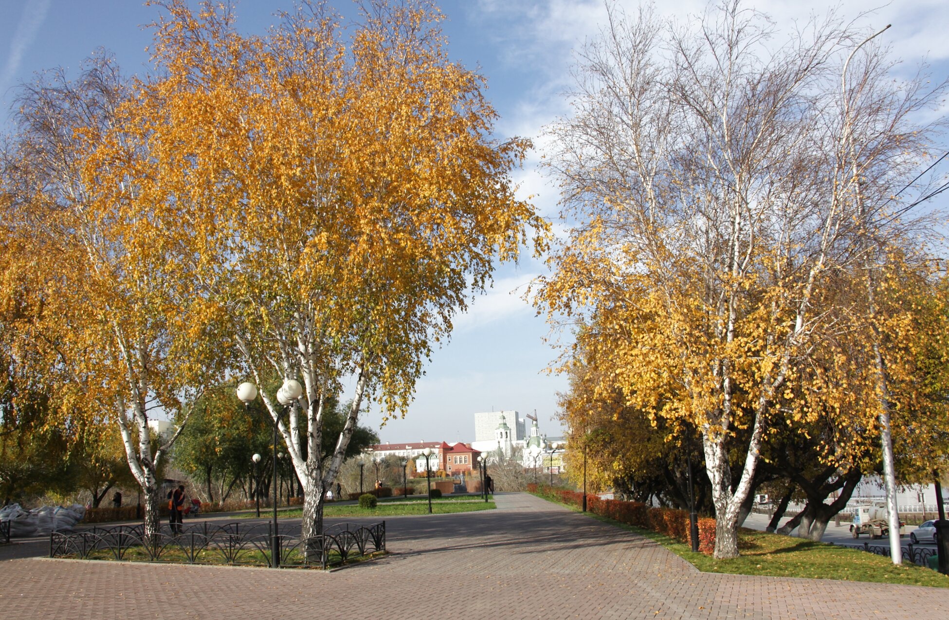 Осенний пейзаж с Крестовоздвиженской церковью в Тюмени