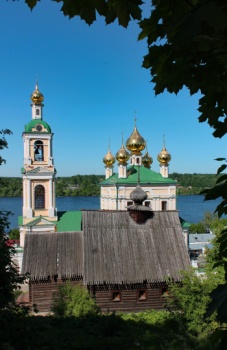 Архитектурный ансамбль Воскресенской церкви и часовни архистратига Михаила в Плёсе