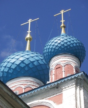 Церковь Казанской иконы Божией Матери в Тутаеве: купола и кресты