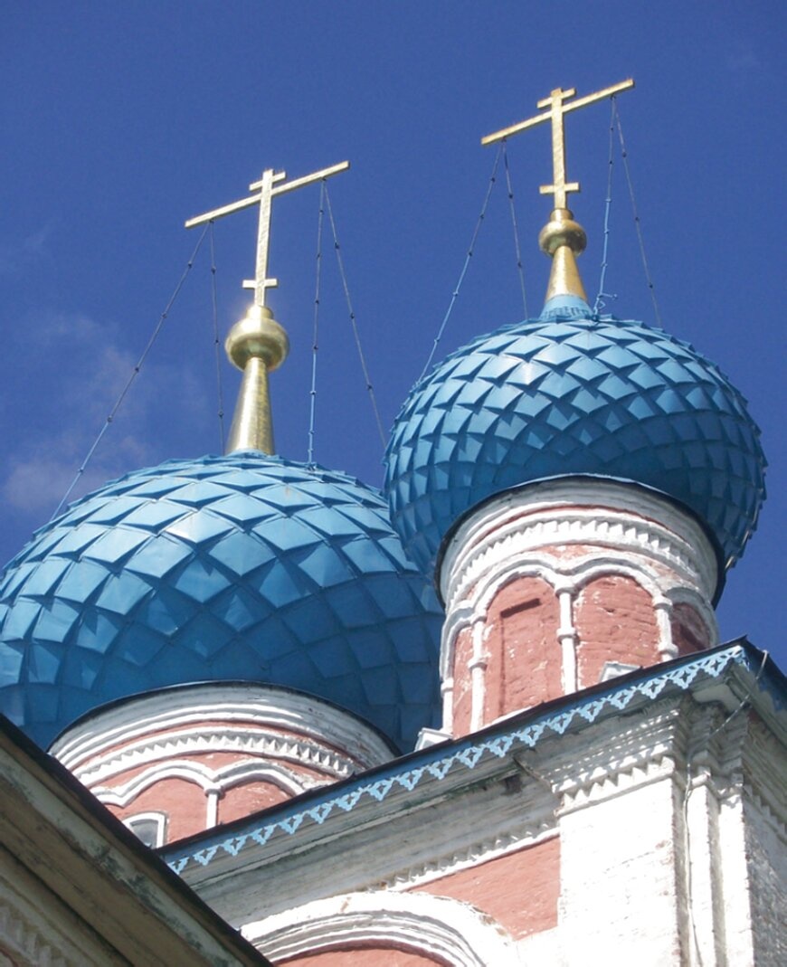 Церковь Казанской иконы Божией Матери в Тутаеве: купола и кресты