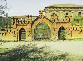 Стена и ворота бывшего Бийского табачного завода