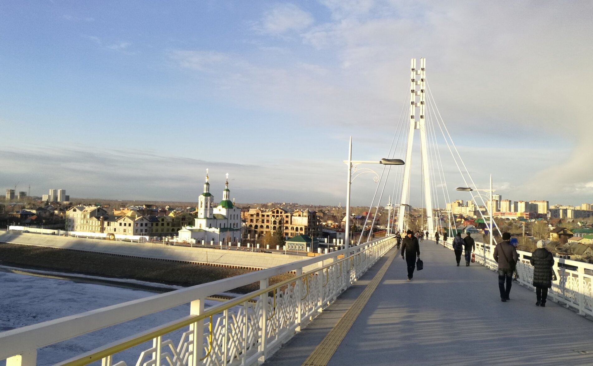 Вознесенско-Георгиевская церковь в Тюмени: вид с Моста Влюбленных