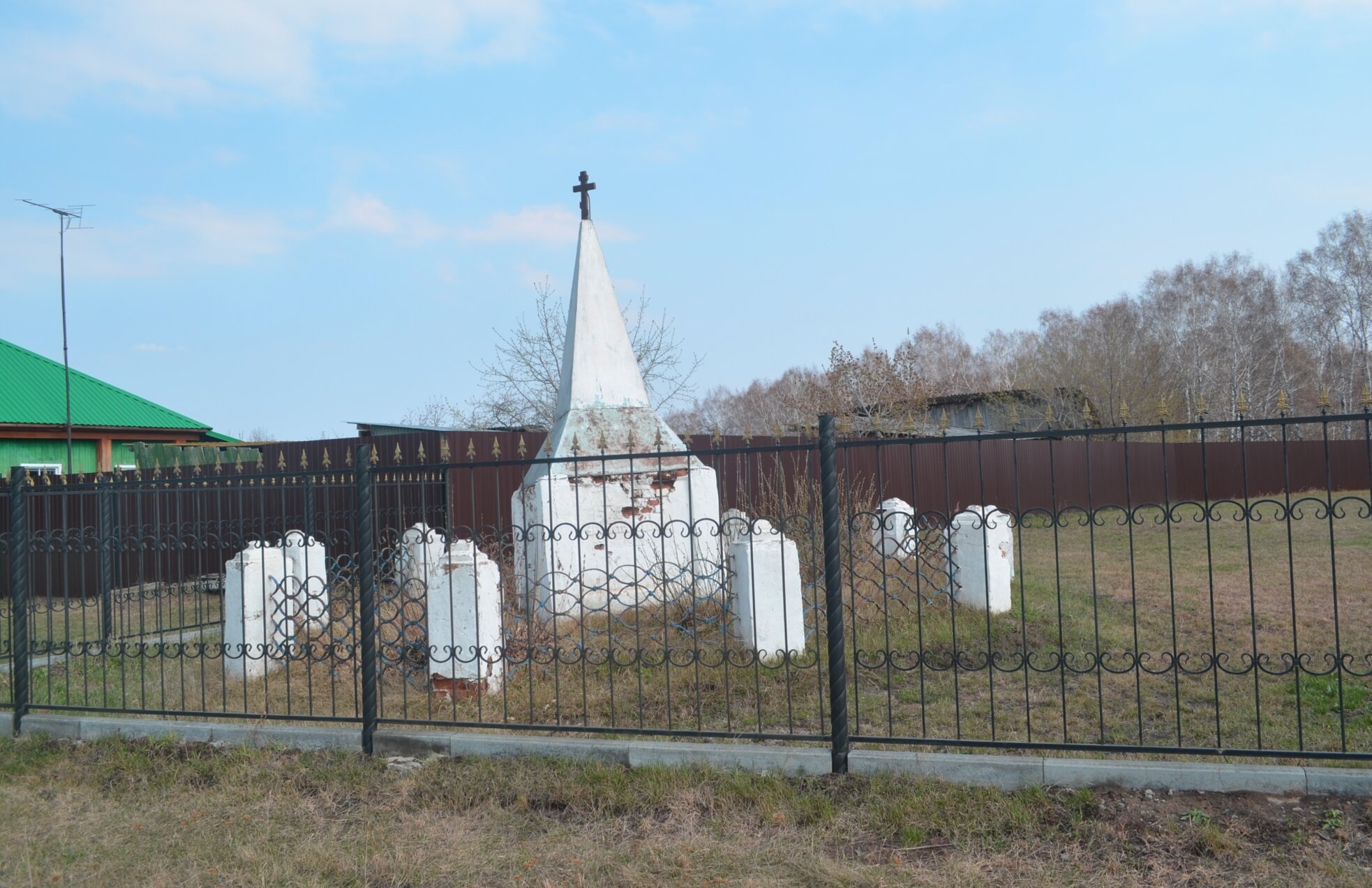 Памятник на месте церкви Вознесения Господня в селе Локти