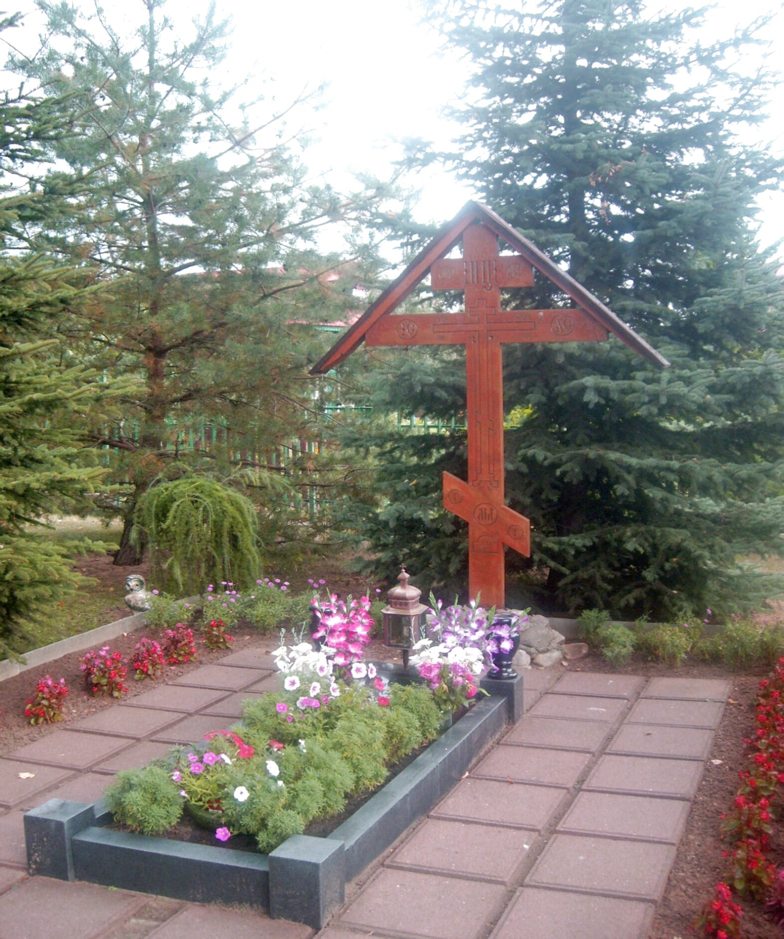 Поклонный крест и надгробие на территории Храма Вознесения Господня в Речицах