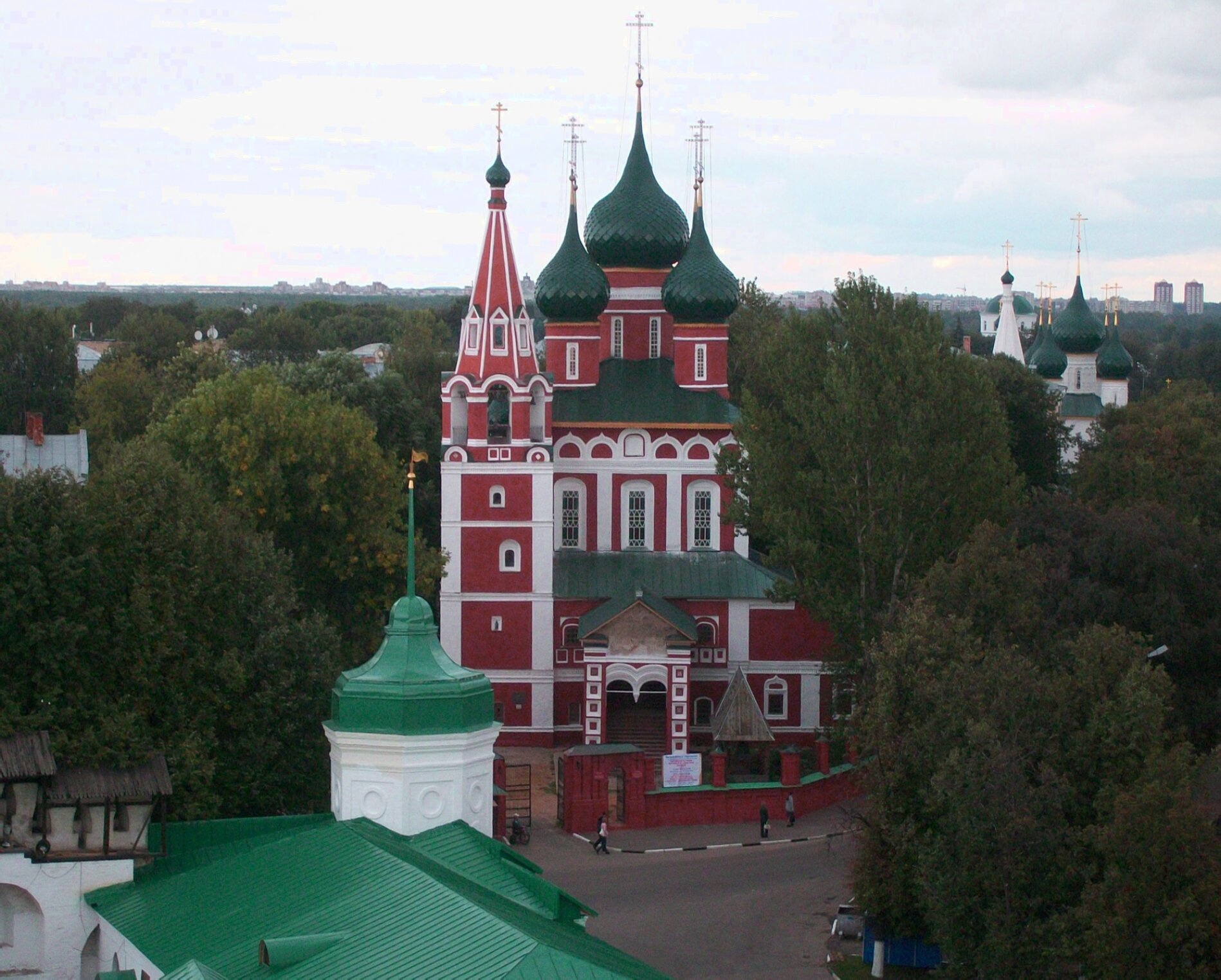 Церковь Михаила Архангела в Ярославле: древний храм на берегу Которосли