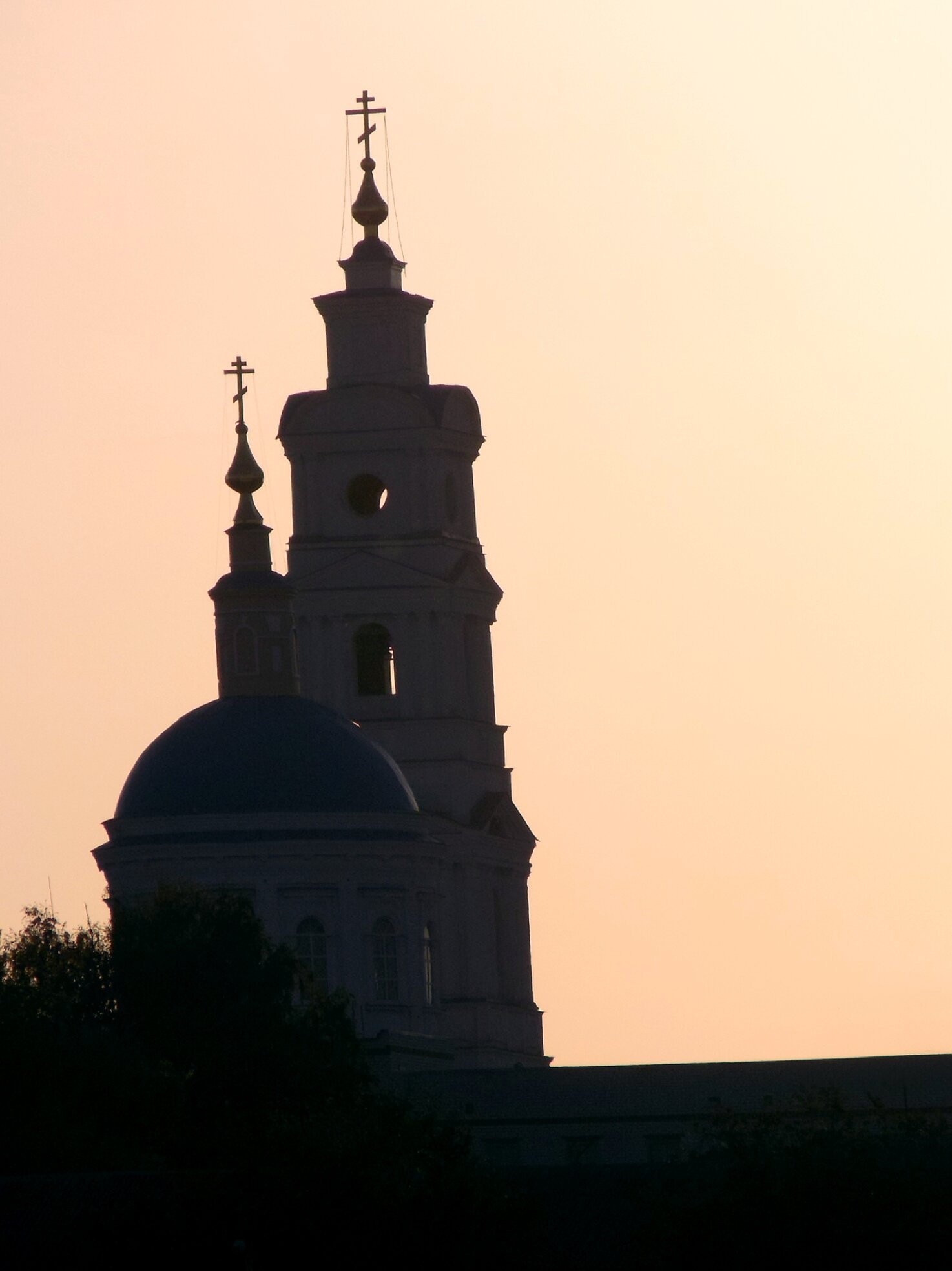 Церковь Покрова Пресвятой Богородицы в Рыльске на закате
