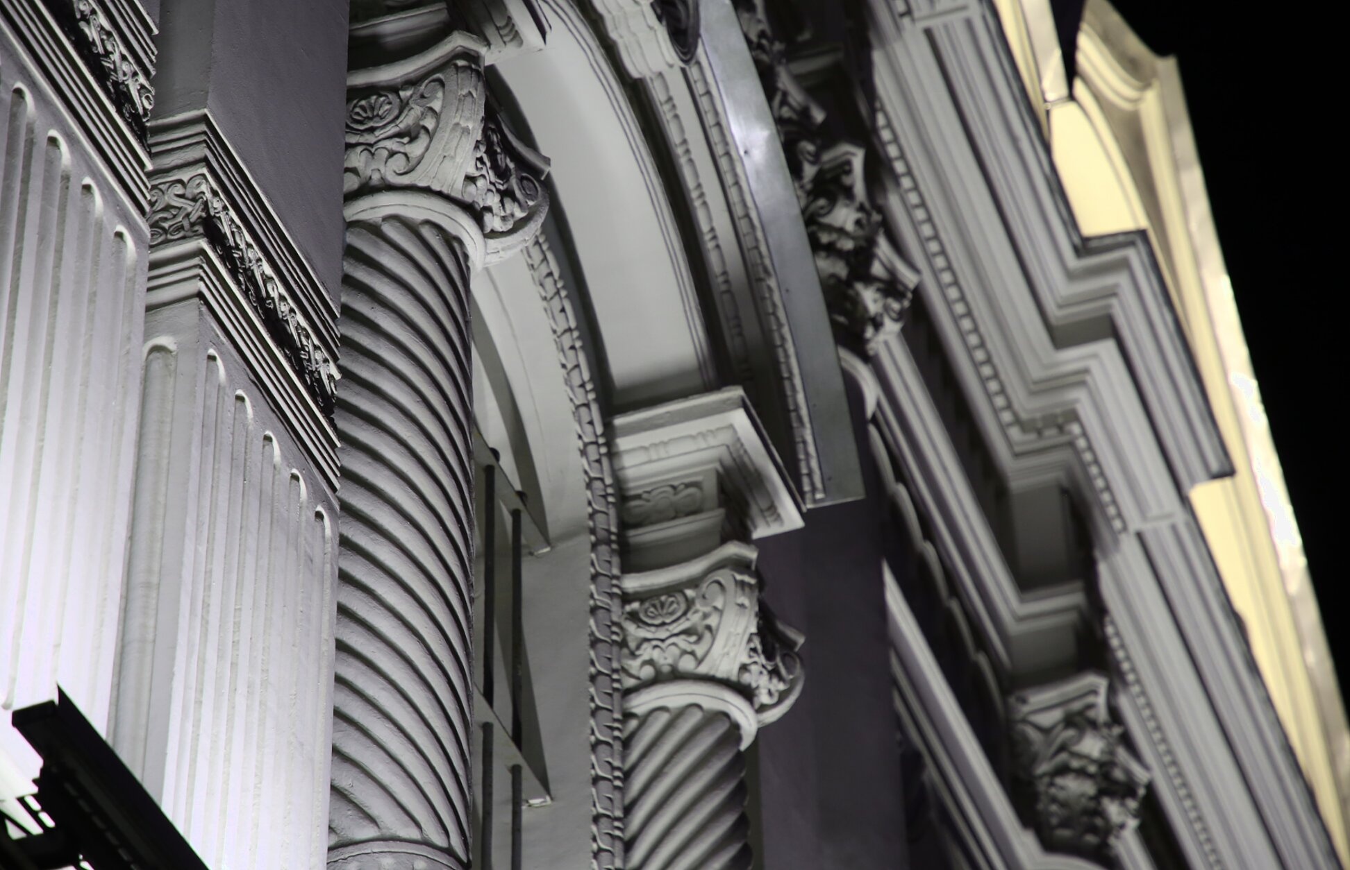 Архитектурные детали фасада Храма Успения Пресвятой Богородицы на Успенском Вражке