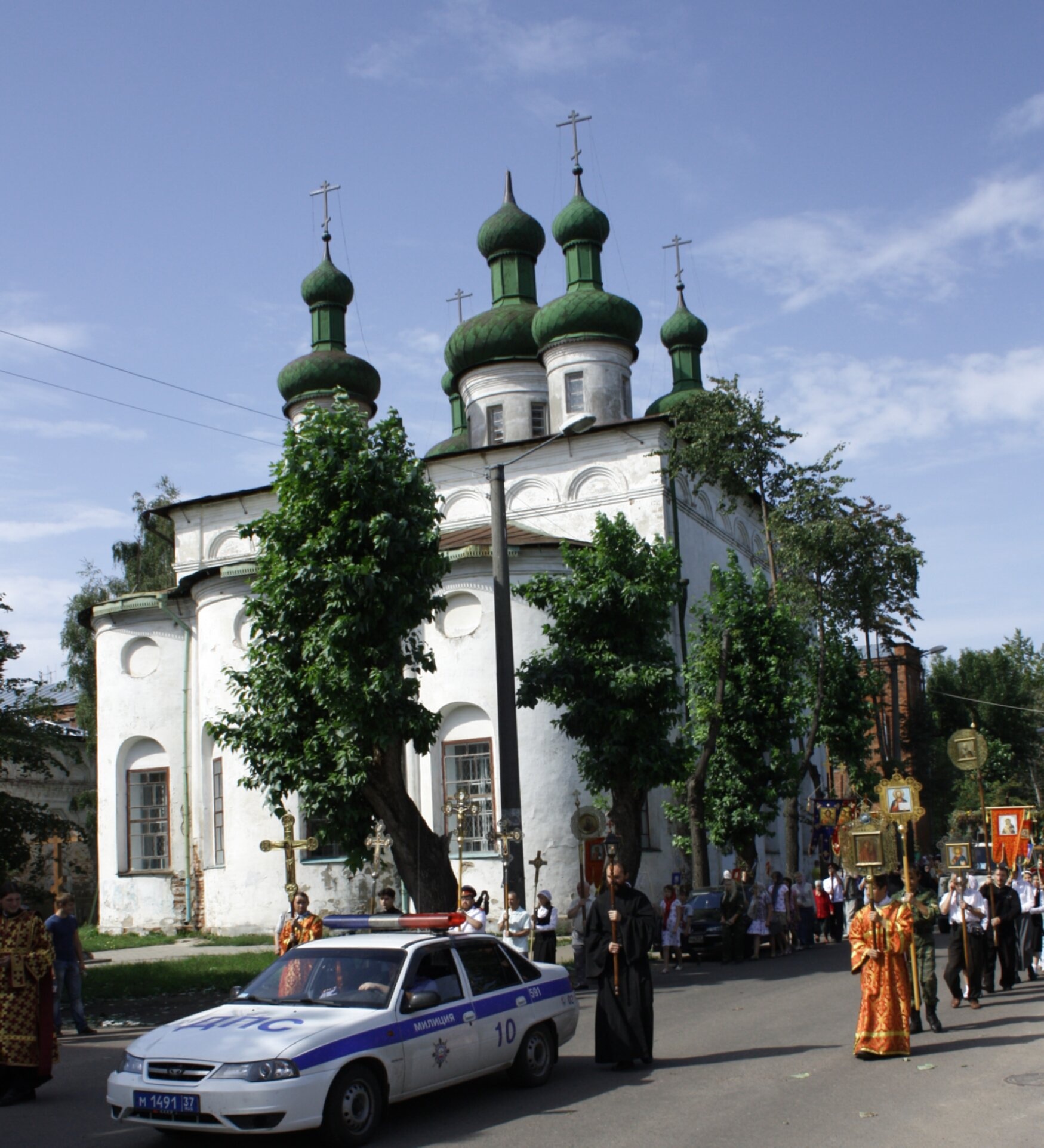 Крестный ход у Храма Вознесения Господня в Кинешме