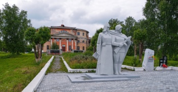 Храм Святой Троицы в поселке Билимбай и мемориальный комплекс
