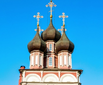 Купола и кресты Храма Ризоположения на Донской улице в Москве