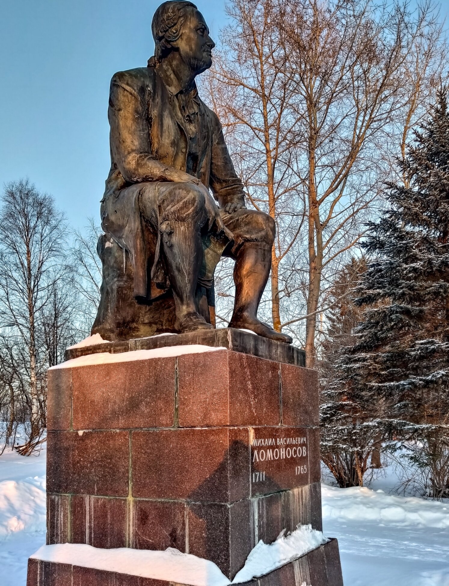 Памятник Михаилу Васильевичу Ломоносову в Холмогорах