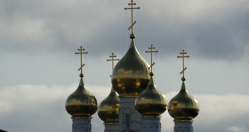 Золотые купола Воскресенской церкви в Павлово