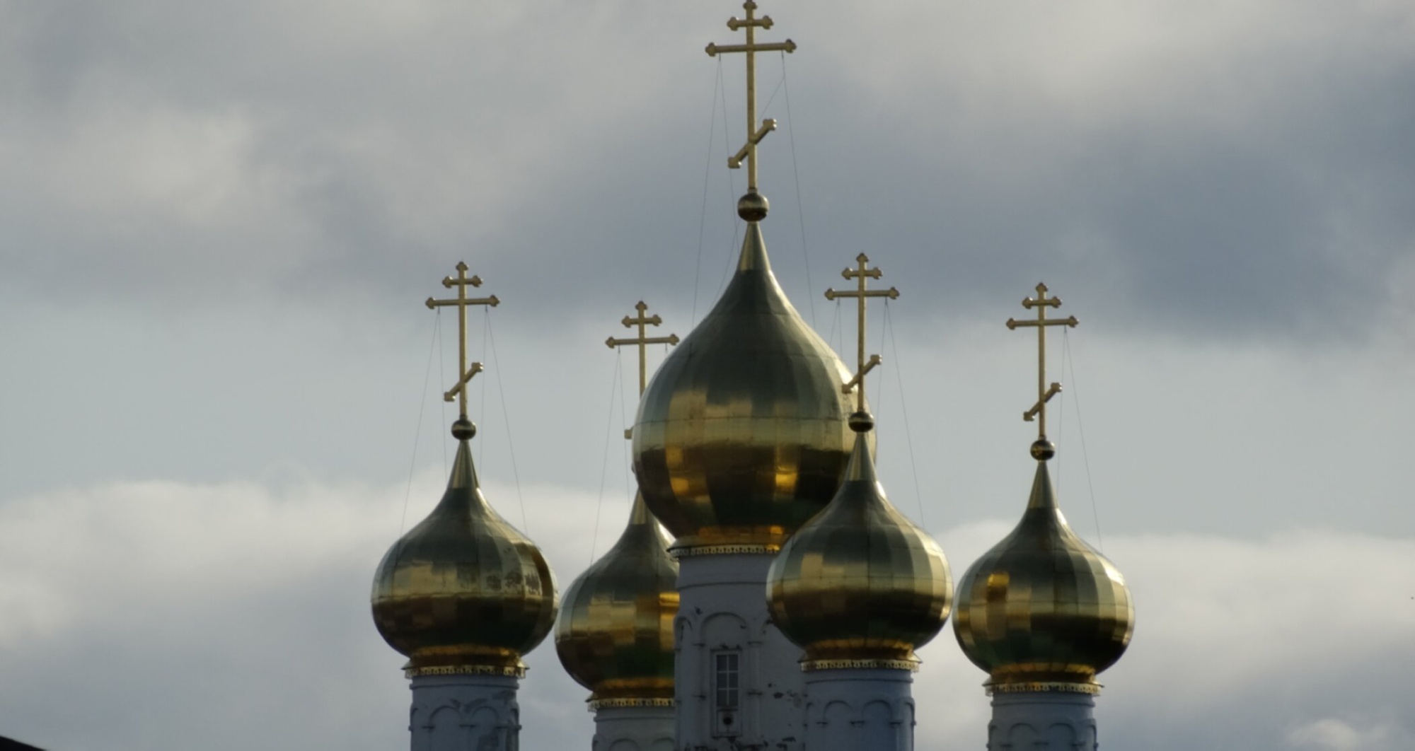 Золотые купола Воскресенской церкви в Павлово