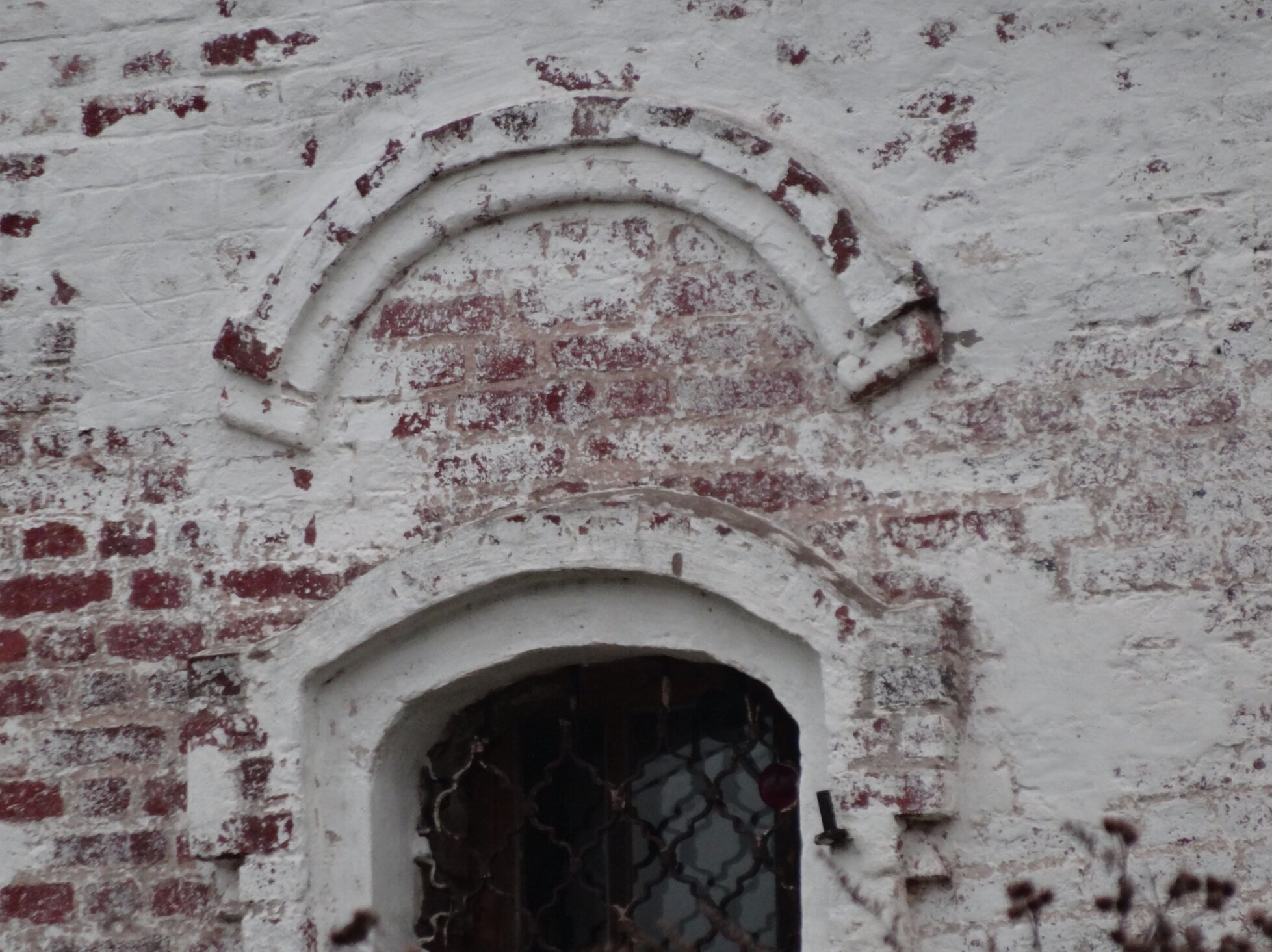 Церковь Иоанна Предтечи в Шухомоши: архитектурные особенности кирпичной кладки и оконных проемов