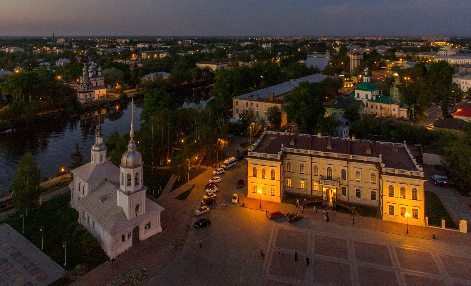 Ночная панорама Вологды с храмом Покрова Пресвятой Богородицы