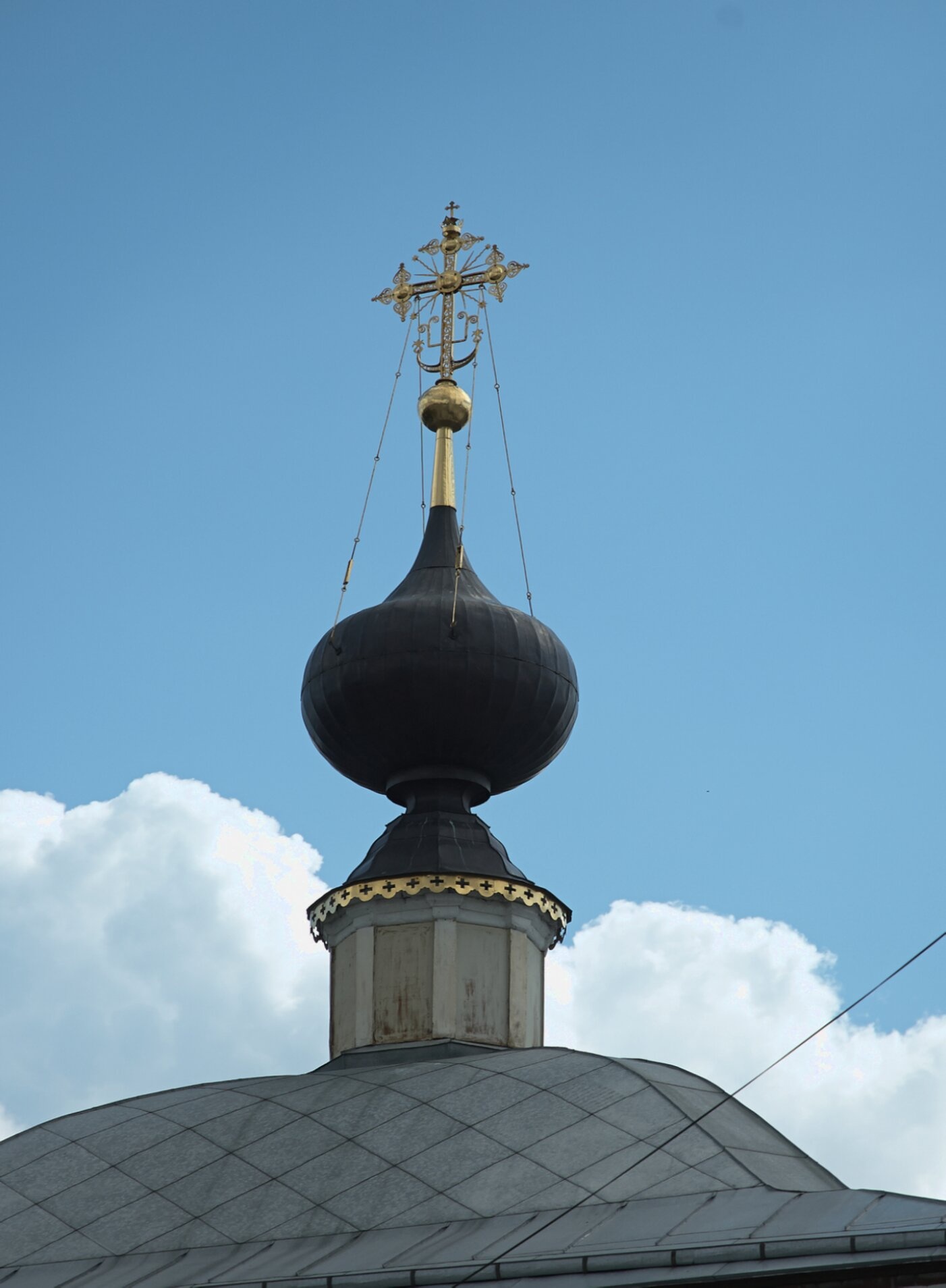 Казанская церковь в Суздале - купол с восьмиконечным крестом