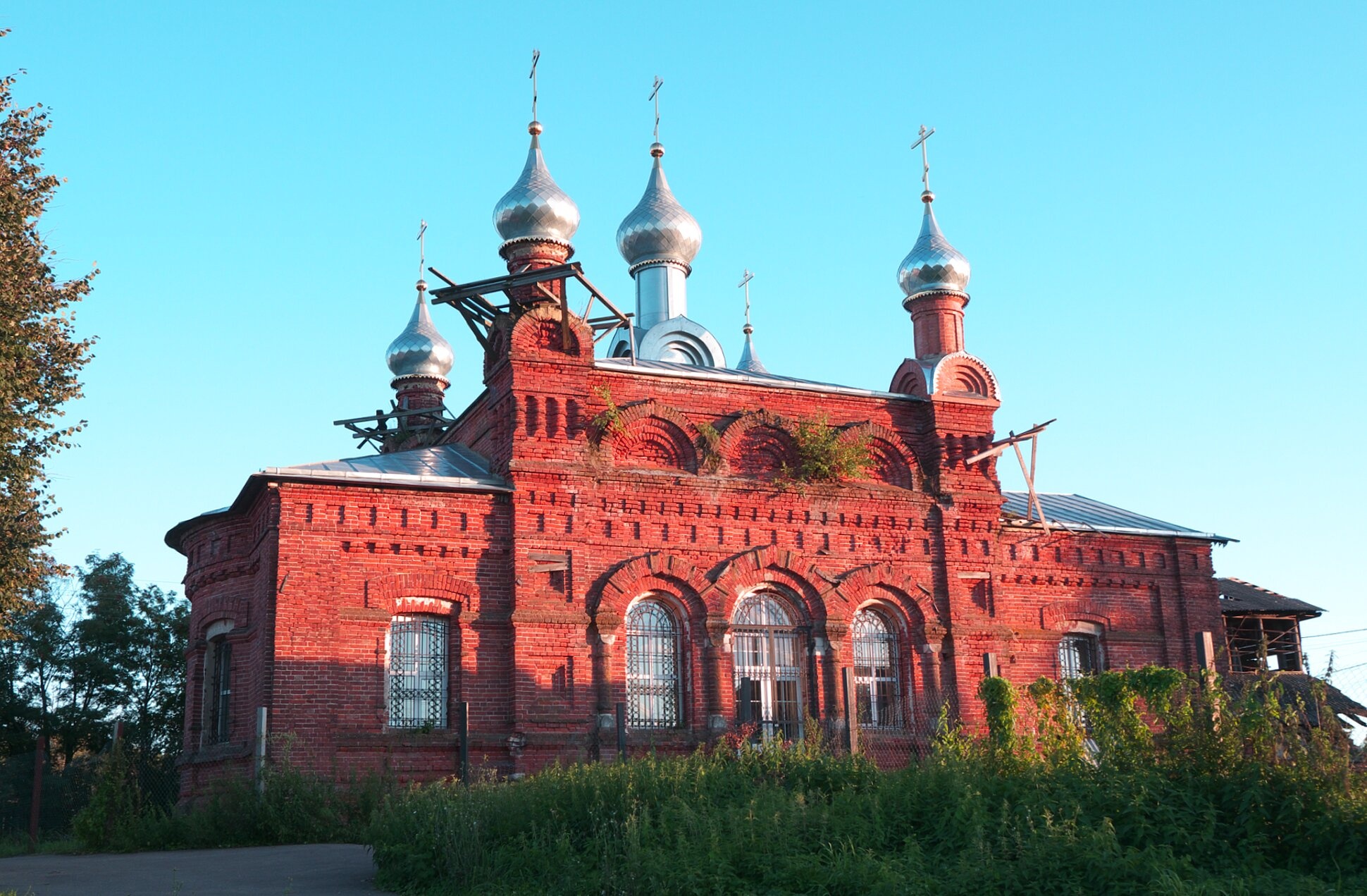 Храм Живоначальной Троицы в селе Бисерово
