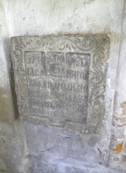 Надгробная плита с резным орнаментом в Донском монастыре
