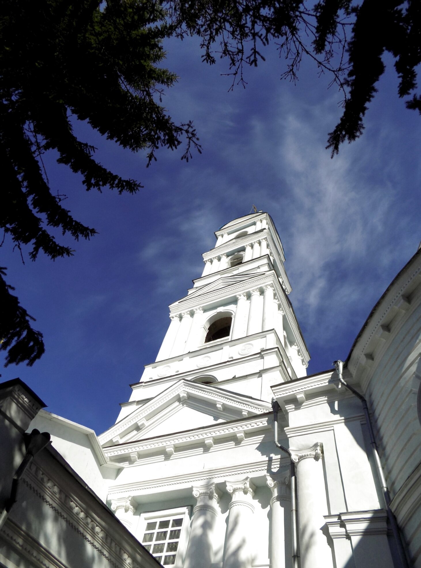Колокольня Покровского храма в Рыльске
