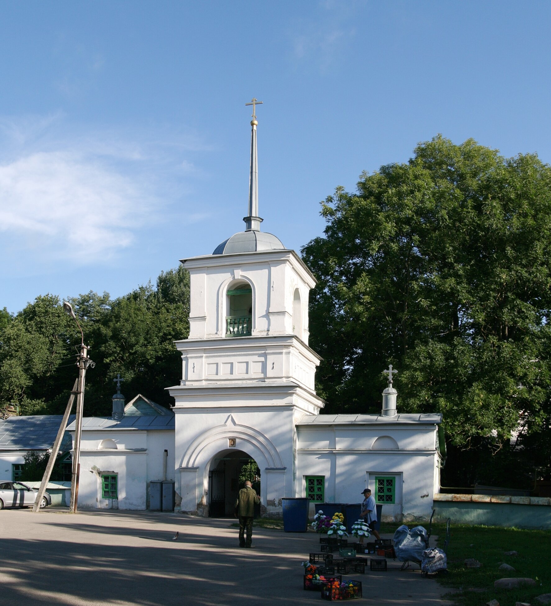 Надвратная колокольня церкви Жен-мироносиц в Пскове