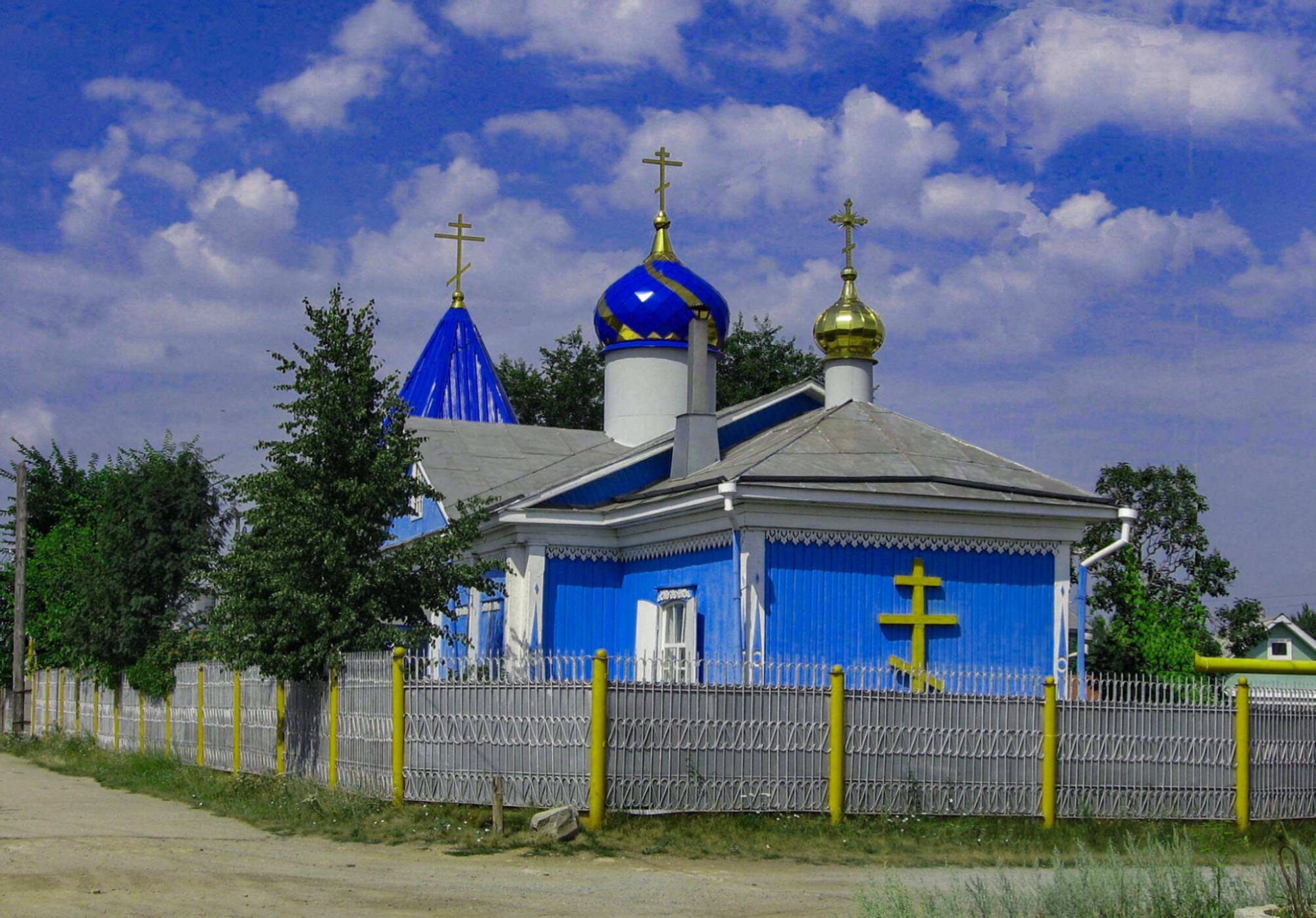 Свято-Никольский храм в городе Пласт