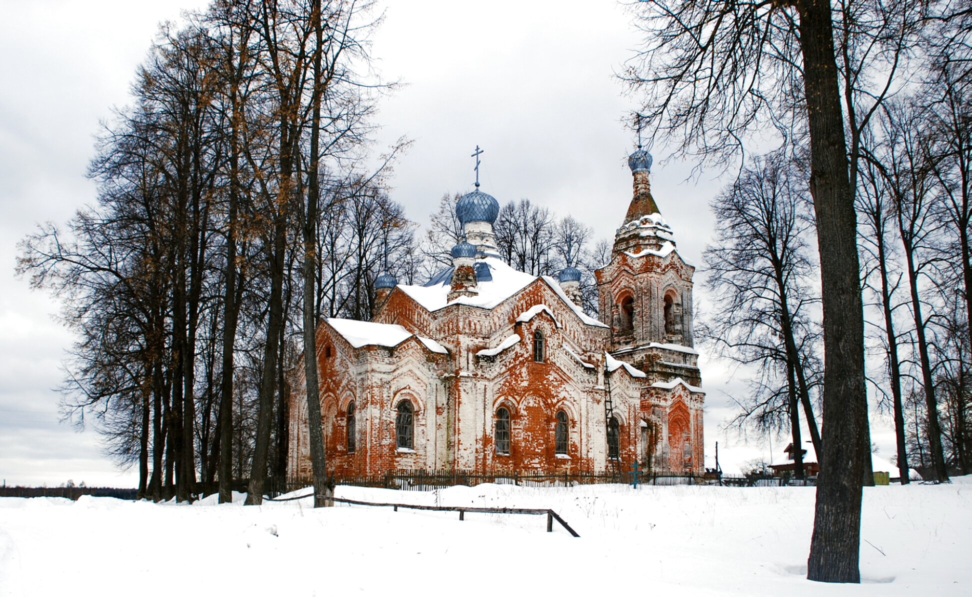 Троицкая церковь в селе Домовицы - зимняя фотография