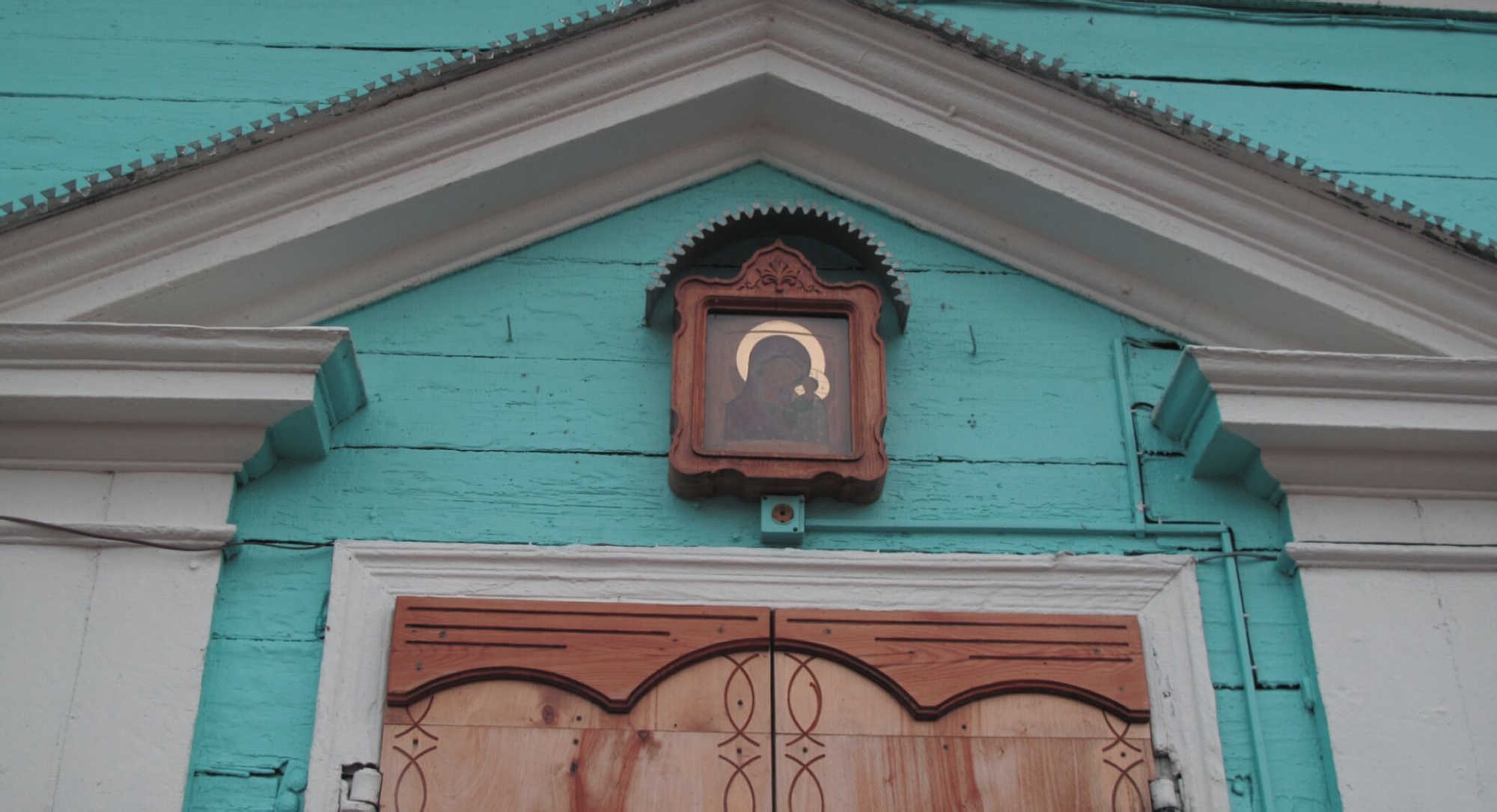 Икона над входом в храм Казанской Божией Матери в Великом Враге