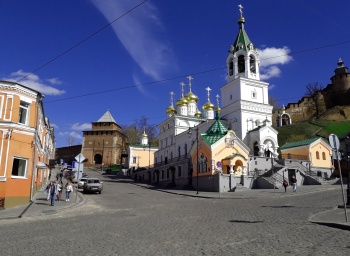 Церковь Рождества Иоанна Предтечи на фоне Нижегородского Кремля