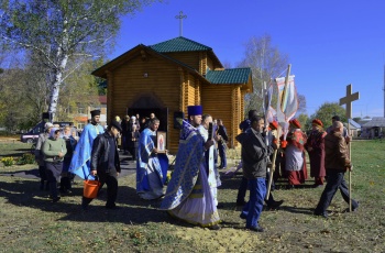 Крестный ход у деревянного храма Покрова Пресвятой Богородицы