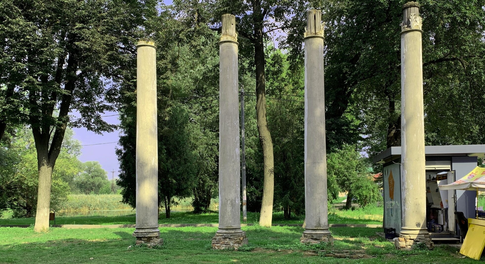 Каменные колонны церкви Спаса Нерукотворного Образа в Большом Свинорье