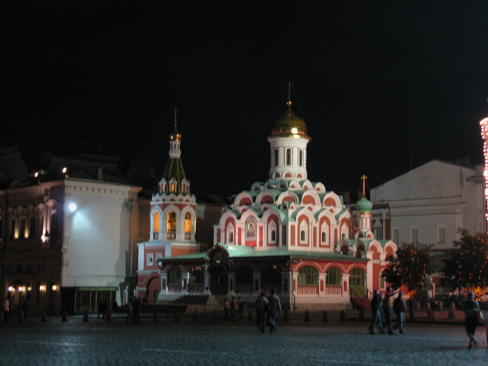 Казанский собор на Красной площади ночью