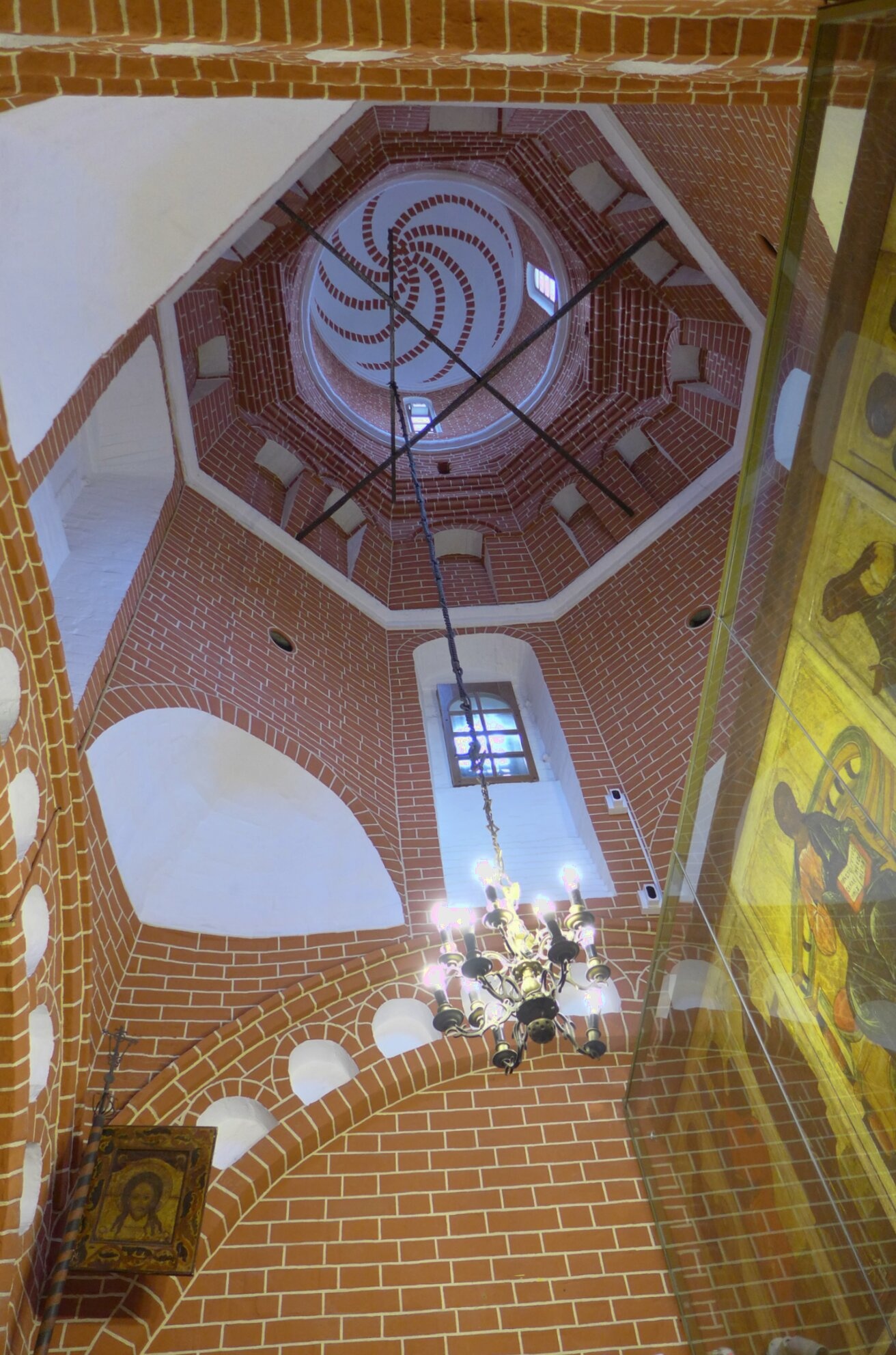 Интерьер придела Покровского собора: архитектура и символика