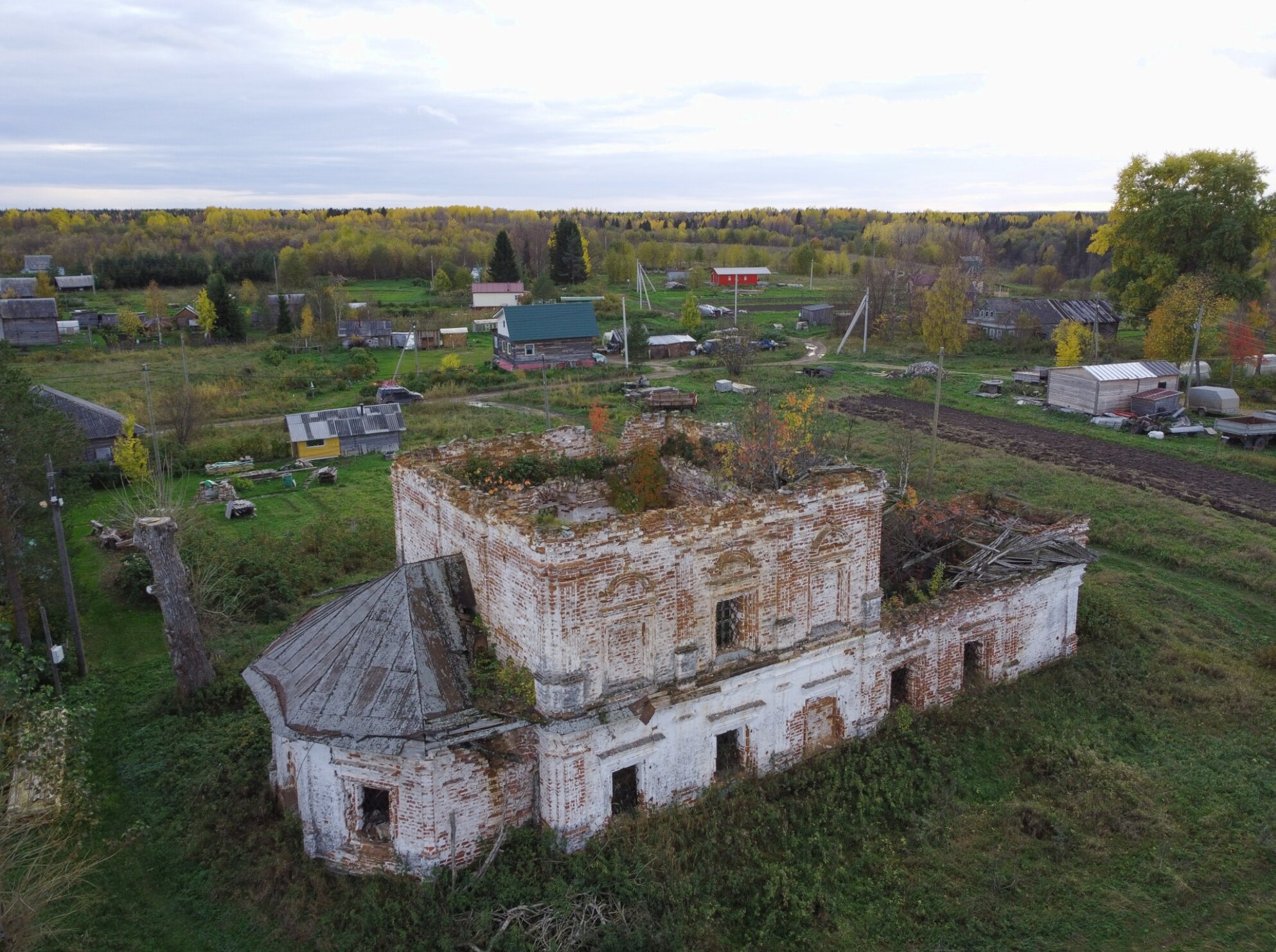 Заброшенная Церковь Димитрия Солунского в деревне Ломоносово
