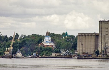 Вид на Кинешму и храм Преображения Господня с реки Волги