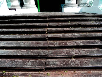 Чугунная лестница входа в Храм Святителя Николая Чудотворца в селе Быньги