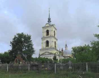 Храм Трёх Святителей в селе Белоомут